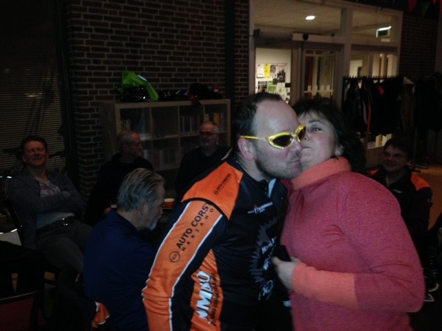 De uitreiking van de “wisselbokaal” voor de mooist versierde fiets door Carla aan de winnaar Jean Pierre