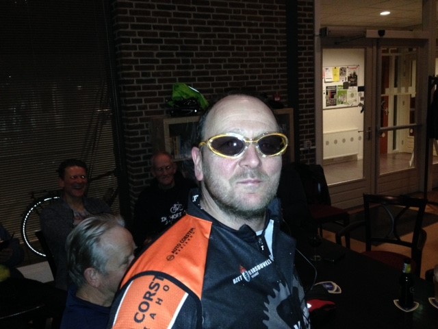 De uitreiking van de “wisselbokaal” voor de mooist versierde fiets door Carla aan de winnaar Jean Pierre